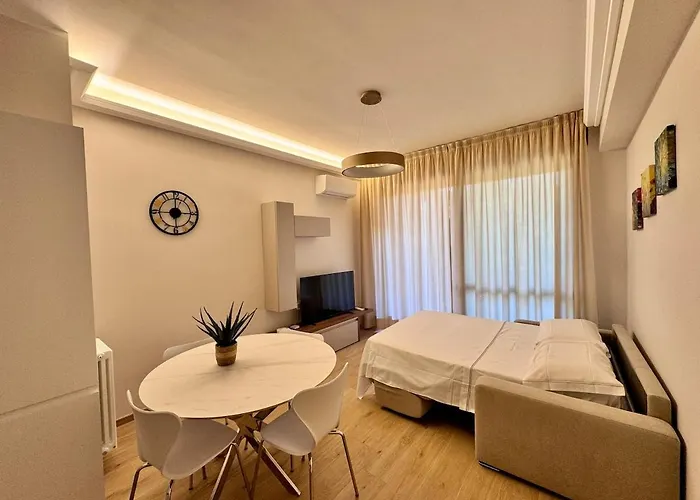 Luxury Metro Cornelia Apartment